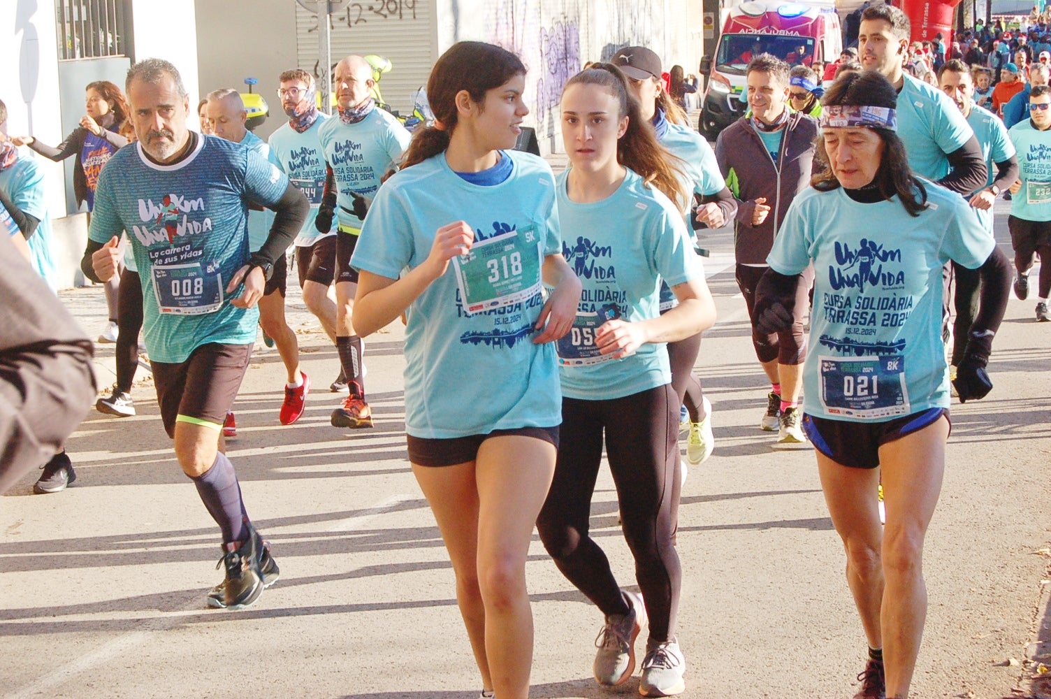 Un any més ha tornat a Terrassa la Caminada/cursa solidària 1km1vida. Aquesta jornada, que enguany ha arribat a la seva cinquena edició, busca ajudar a finançar un dels projectes que té la Fundació Vicente Ferrer. El 100% dels beneficis obtinguts a través de les inscripcions es destinaran a la Fundació per aconseguir que 250 nenes i nens d'entre 3 i 6 anys de la Vall de Katmandú, al Nepal, tinguin accés a una xarxa de centres de preescolar | Ramon Navarro