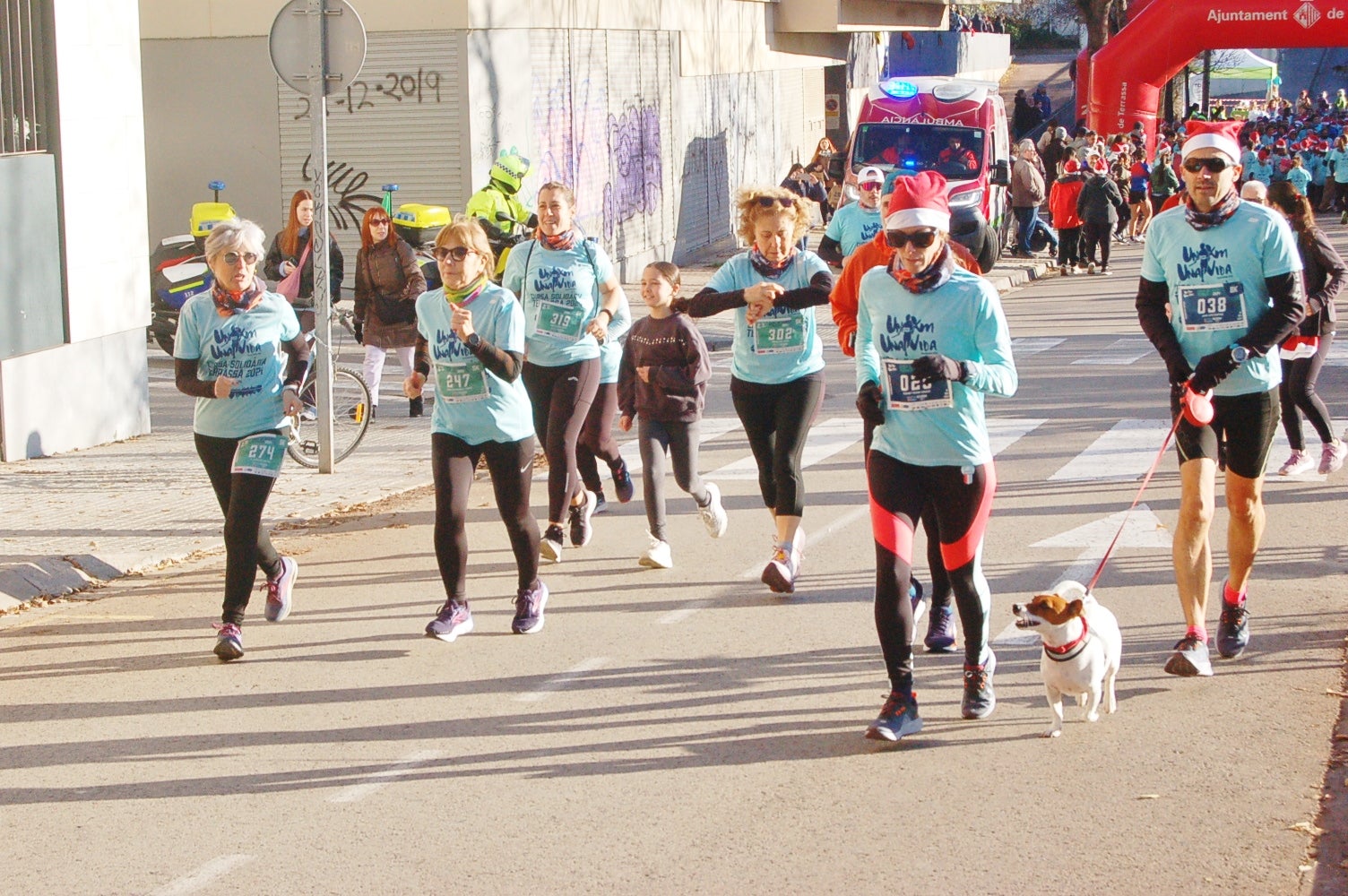 Un any més ha tornat a Terrassa la Caminada/cursa solidària 1km1vida. Aquesta jornada, que enguany ha arribat a la seva cinquena edició, busca ajudar a finançar un dels projectes que té la Fundació Vicente Ferrer. El 100% dels beneficis obtinguts a través de les inscripcions es destinaran a la Fundació per aconseguir que 250 nenes i nens d'entre 3 i 6 anys de la Vall de Katmandú, al Nepal, tinguin accés a una xarxa de centres de preescolar | Ramon Navarro