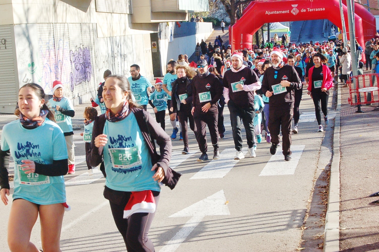 Un any més ha tornat a Terrassa la Caminada/cursa solidària 1km1vida. Aquesta jornada, que enguany ha arribat a la seva cinquena edició, busca ajudar a finançar un dels projectes que té la Fundació Vicente Ferrer. El 100% dels beneficis obtinguts a través de les inscripcions es destinaran a la Fundació per aconseguir que 250 nenes i nens d'entre 3 i 6 anys de la Vall de Katmandú, al Nepal, tinguin accés a una xarxa de centres de preescolar | Ramon Navarro