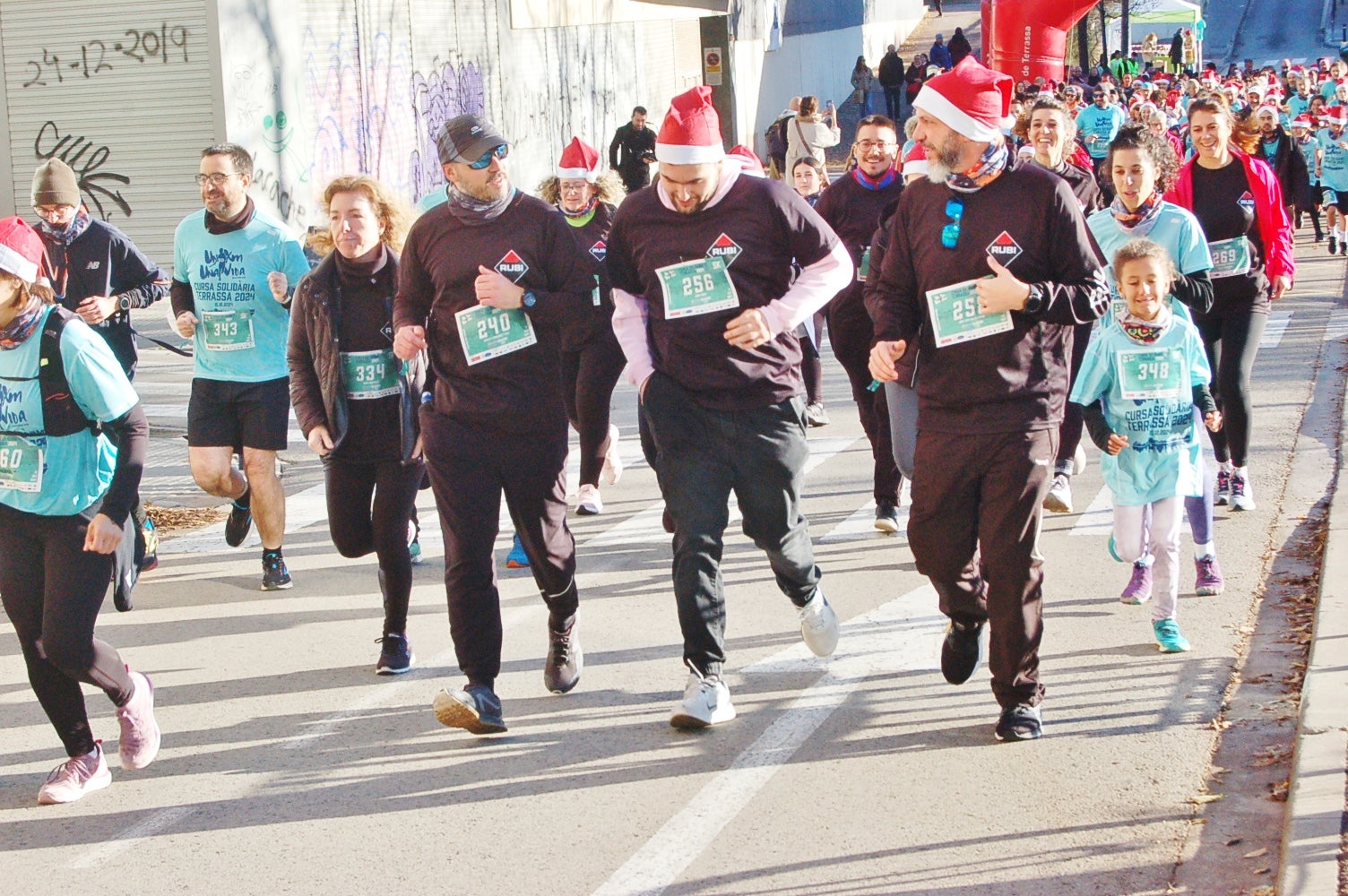 Un any més ha tornat a Terrassa la Caminada/cursa solidària 1km1vida. Aquesta jornada, que enguany ha arribat a la seva cinquena edició, busca ajudar a finançar un dels projectes que té la Fundació Vicente Ferrer. El 100% dels beneficis obtinguts a través de les inscripcions es destinaran a la Fundació per aconseguir que 250 nenes i nens d'entre 3 i 6 anys de la Vall de Katmandú, al Nepal, tinguin accés a una xarxa de centres de preescolar | Ramon Navarro