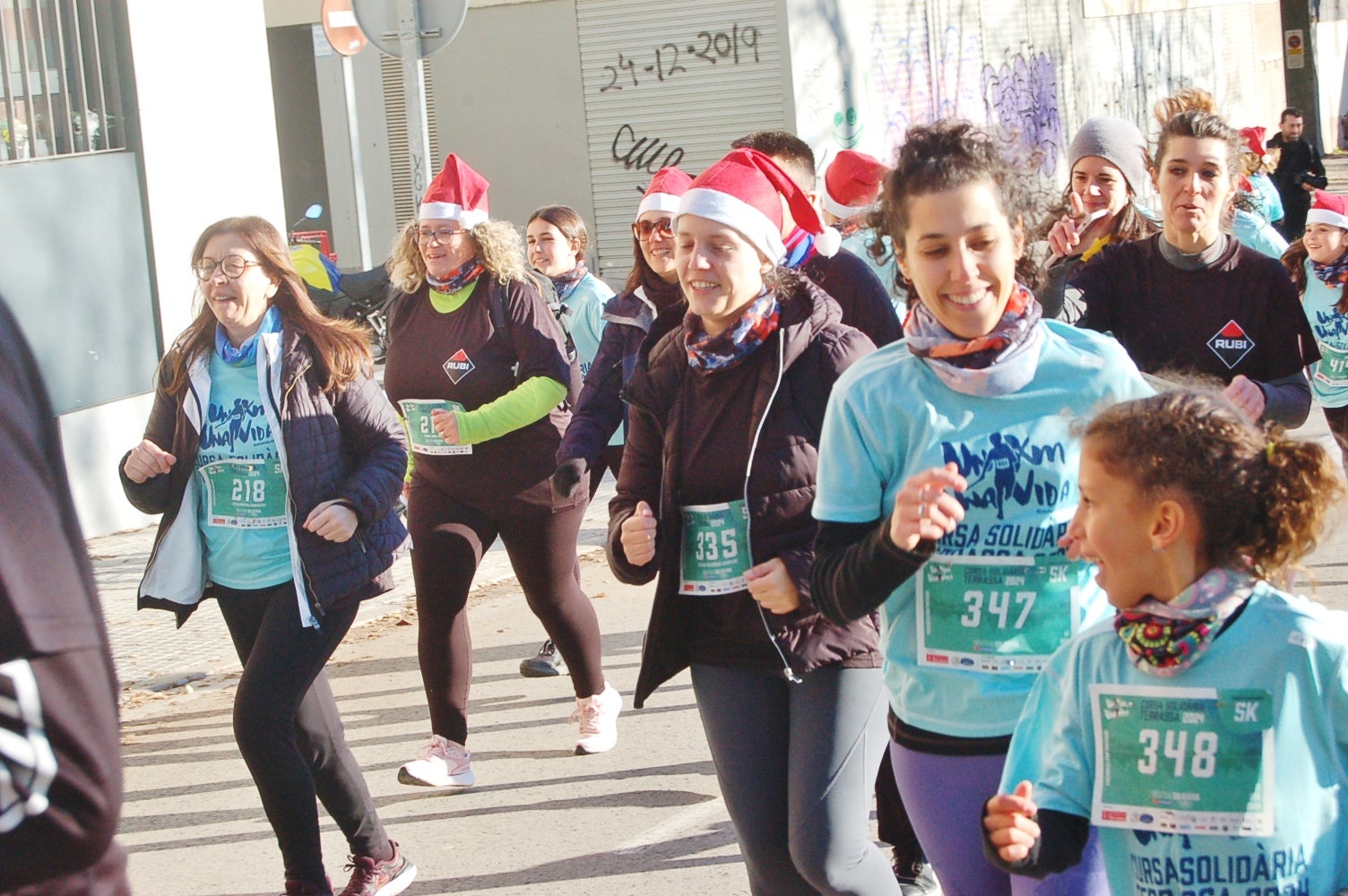Un any més ha tornat a Terrassa la Caminada/cursa solidària 1km1vida. Aquesta jornada, que enguany ha arribat a la seva cinquena edició, busca ajudar a finançar un dels projectes que té la Fundació Vicente Ferrer. El 100% dels beneficis obtinguts a través de les inscripcions es destinaran a la Fundació per aconseguir que 250 nenes i nens d'entre 3 i 6 anys de la Vall de Katmandú, al Nepal, tinguin accés a una xarxa de centres de preescolar | Ramon Navarro