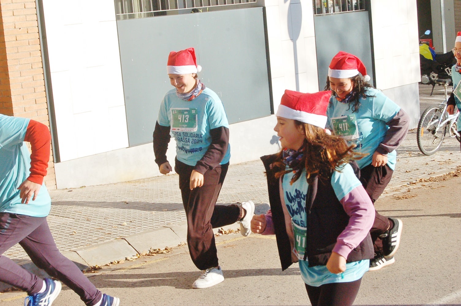 Un any més ha tornat a Terrassa la Caminada/cursa solidària 1km1vida. Aquesta jornada, que enguany ha arribat a la seva cinquena edició, busca ajudar a finançar un dels projectes que té la Fundació Vicente Ferrer. El 100% dels beneficis obtinguts a través de les inscripcions es destinaran a la Fundació per aconseguir que 250 nenes i nens d'entre 3 i 6 anys de la Vall de Katmandú, al Nepal, tinguin accés a una xarxa de centres de preescolar | Ramon Navarro