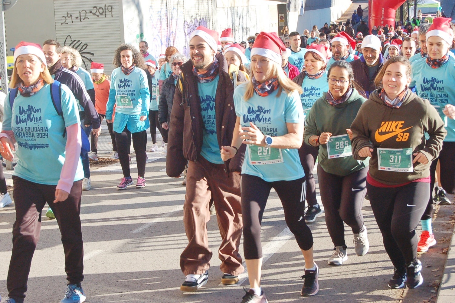 Un any més ha tornat a Terrassa la Caminada/cursa solidària 1km1vida. Aquesta jornada, que enguany ha arribat a la seva cinquena edició, busca ajudar a finançar un dels projectes que té la Fundació Vicente Ferrer. El 100% dels beneficis obtinguts a través de les inscripcions es destinaran a la Fundació per aconseguir que 250 nenes i nens d'entre 3 i 6 anys de la Vall de Katmandú, al Nepal, tinguin accés a una xarxa de centres de preescolar | Ramon Navarro