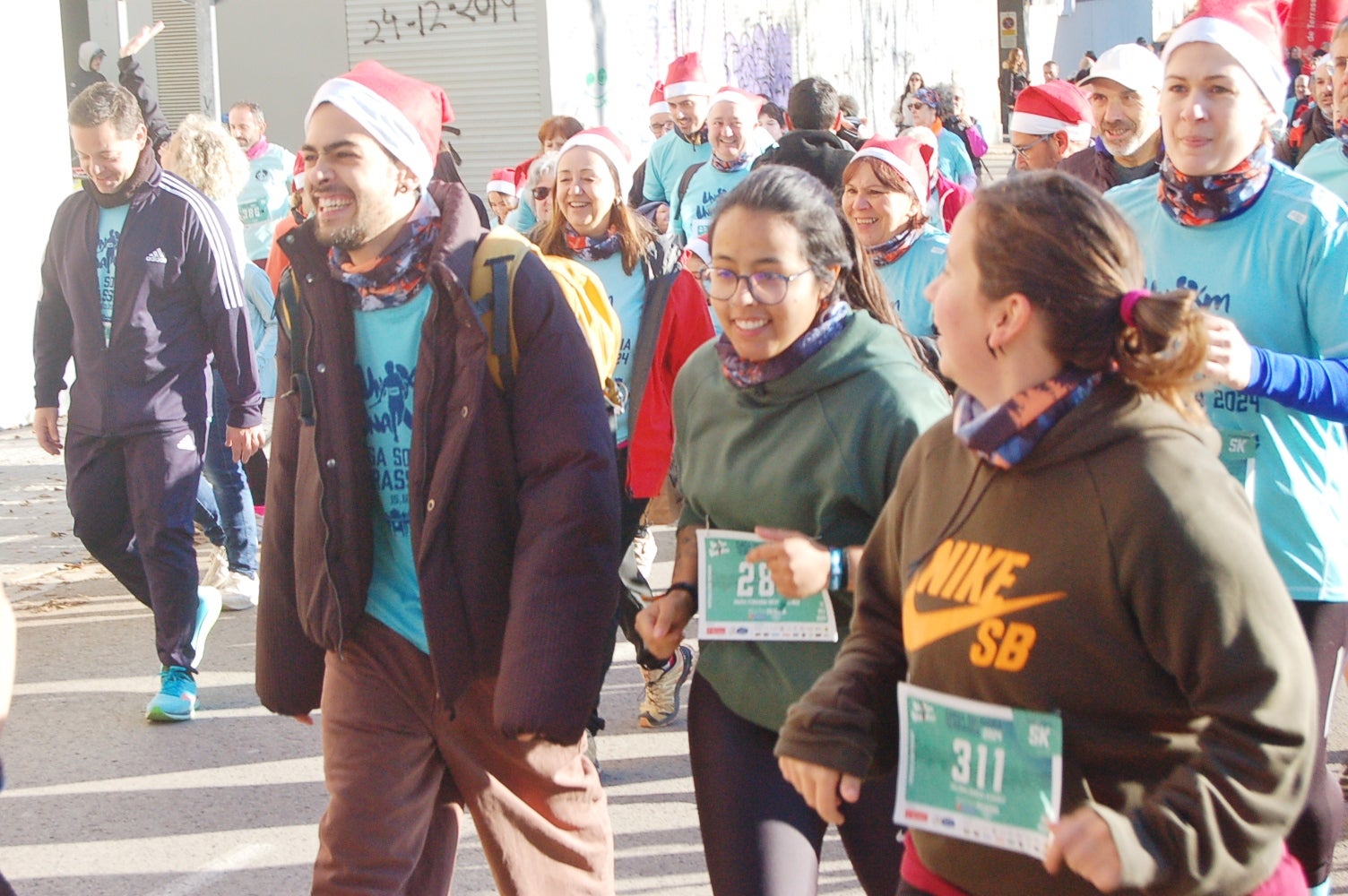Un any més ha tornat a Terrassa la Caminada/cursa solidària 1km1vida. Aquesta jornada, que enguany ha arribat a la seva cinquena edició, busca ajudar a finançar un dels projectes que té la Fundació Vicente Ferrer. El 100% dels beneficis obtinguts a través de les inscripcions es destinaran a la Fundació per aconseguir que 250 nenes i nens d'entre 3 i 6 anys de la Vall de Katmandú, al Nepal, tinguin accés a una xarxa de centres de preescolar | Ramon Navarro