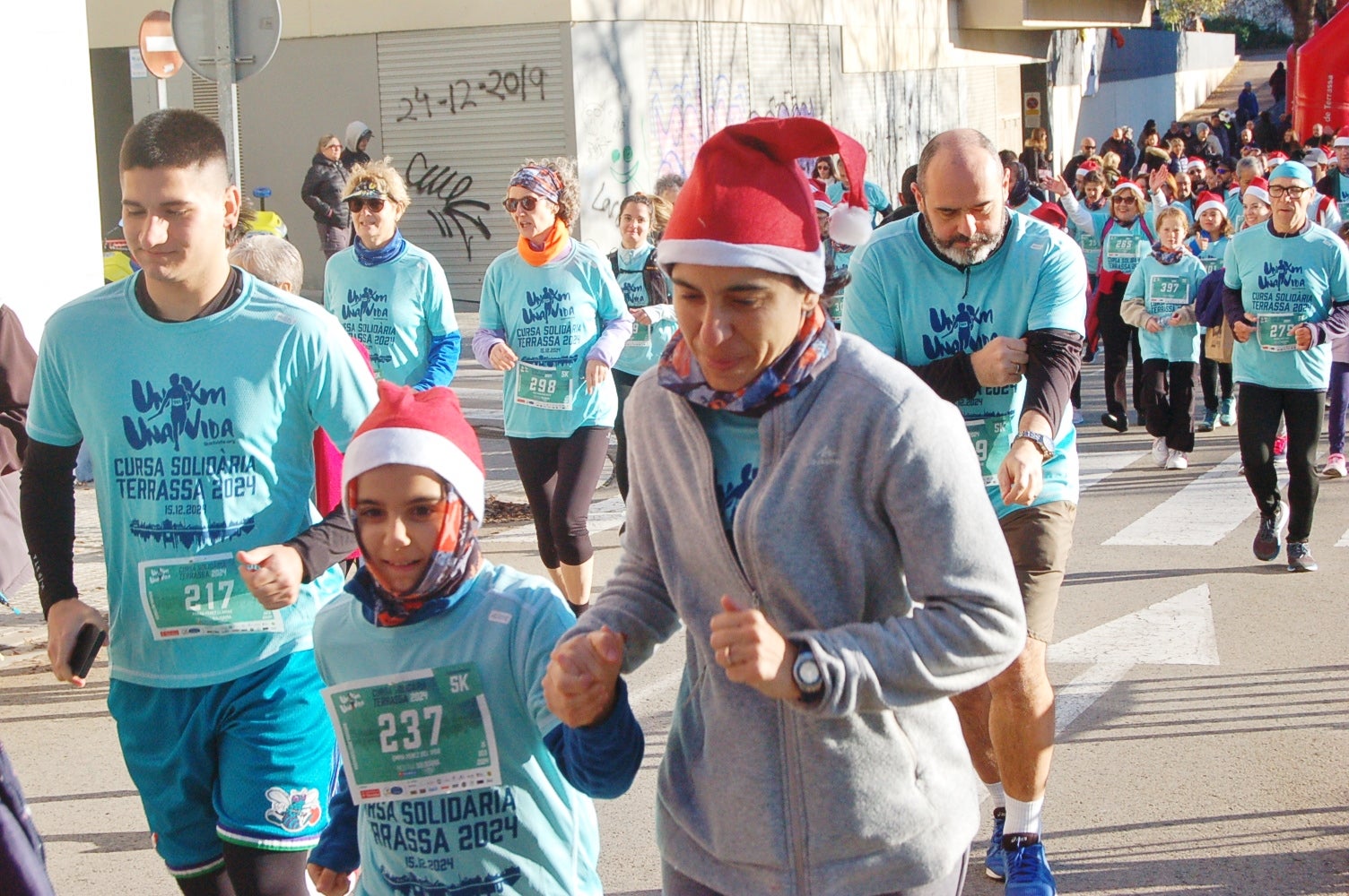 Un any més ha tornat a Terrassa la Caminada/cursa solidària 1km1vida. Aquesta jornada, que enguany ha arribat a la seva cinquena edició, busca ajudar a finançar un dels projectes que té la Fundació Vicente Ferrer. El 100% dels beneficis obtinguts a través de les inscripcions es destinaran a la Fundació per aconseguir que 250 nenes i nens d'entre 3 i 6 anys de la Vall de Katmandú, al Nepal, tinguin accés a una xarxa de centres de preescolar | Ramon Navarro
