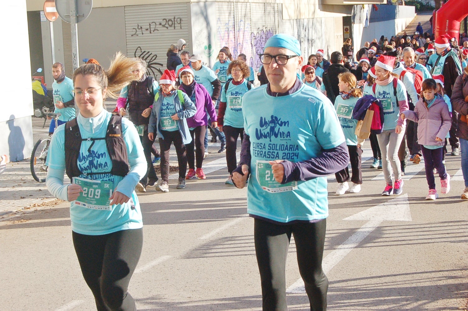 Un any més ha tornat a Terrassa la Caminada/cursa solidària 1km1vida. Aquesta jornada, que enguany ha arribat a la seva cinquena edició, busca ajudar a finançar un dels projectes que té la Fundació Vicente Ferrer. El 100% dels beneficis obtinguts a través de les inscripcions es destinaran a la Fundació per aconseguir que 250 nenes i nens d'entre 3 i 6 anys de la Vall de Katmandú, al Nepal, tinguin accés a una xarxa de centres de preescolar | Ramon Navarro
