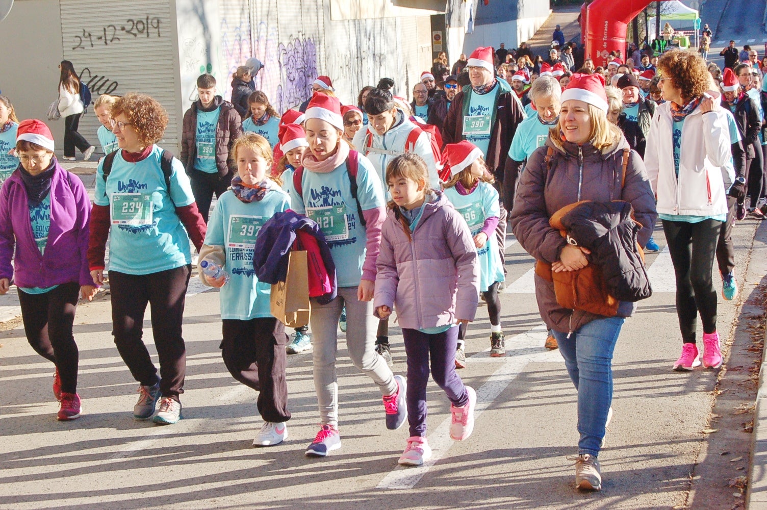 Un any més ha tornat a Terrassa la Caminada/cursa solidària 1km1vida. Aquesta jornada, que enguany ha arribat a la seva cinquena edició, busca ajudar a finançar un dels projectes que té la Fundació Vicente Ferrer. El 100% dels beneficis obtinguts a través de les inscripcions es destinaran a la Fundació per aconseguir que 250 nenes i nens d'entre 3 i 6 anys de la Vall de Katmandú, al Nepal, tinguin accés a una xarxa de centres de preescolar | Ramon Navarro