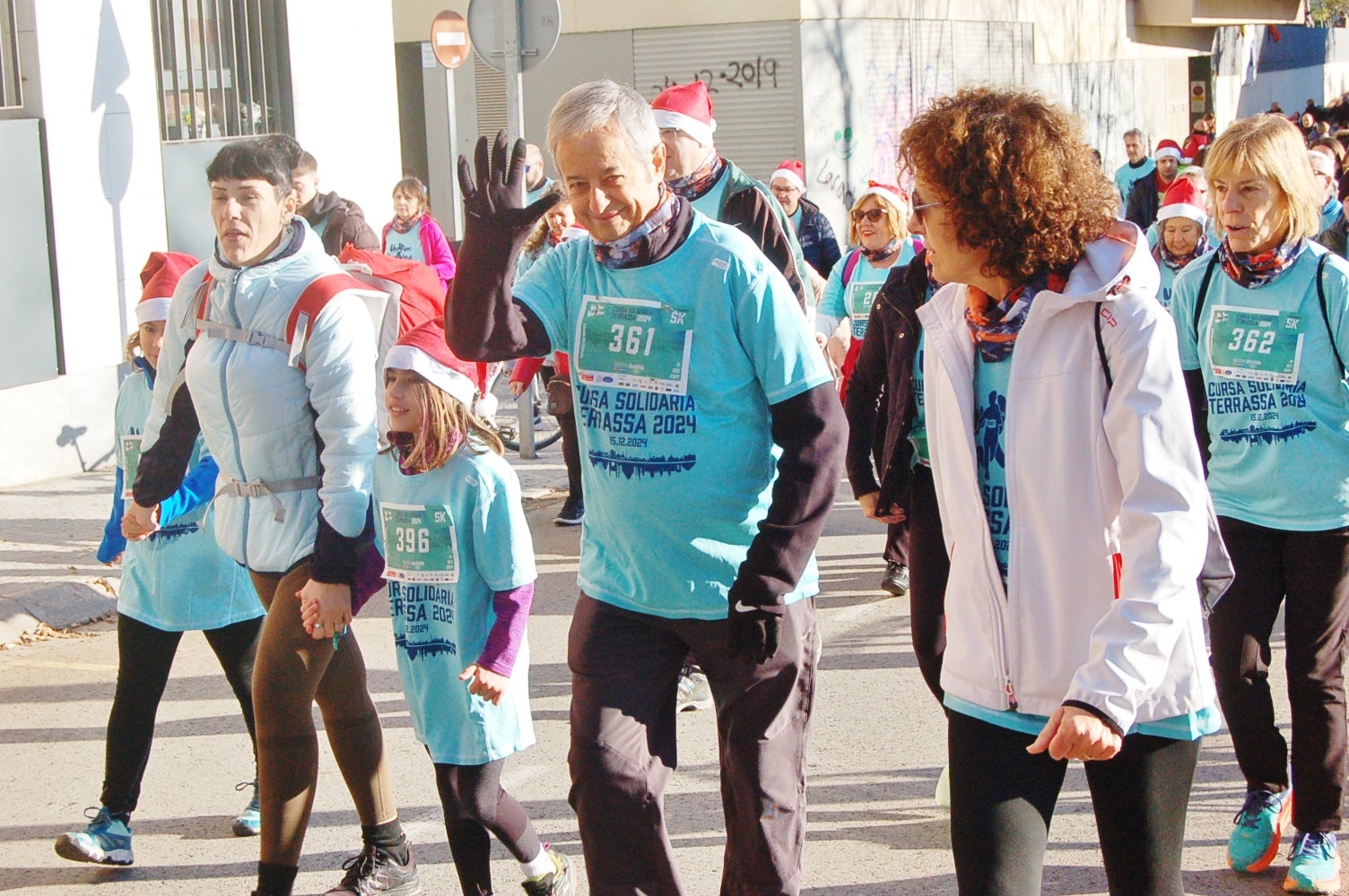 Un any més ha tornat a Terrassa la Caminada/cursa solidària 1km1vida. Aquesta jornada, que enguany ha arribat a la seva cinquena edició, busca ajudar a finançar un dels projectes que té la Fundació Vicente Ferrer. El 100% dels beneficis obtinguts a través de les inscripcions es destinaran a la Fundació per aconseguir que 250 nenes i nens d'entre 3 i 6 anys de la Vall de Katmandú, al Nepal, tinguin accés a una xarxa de centres de preescolar | Ramon Navarro