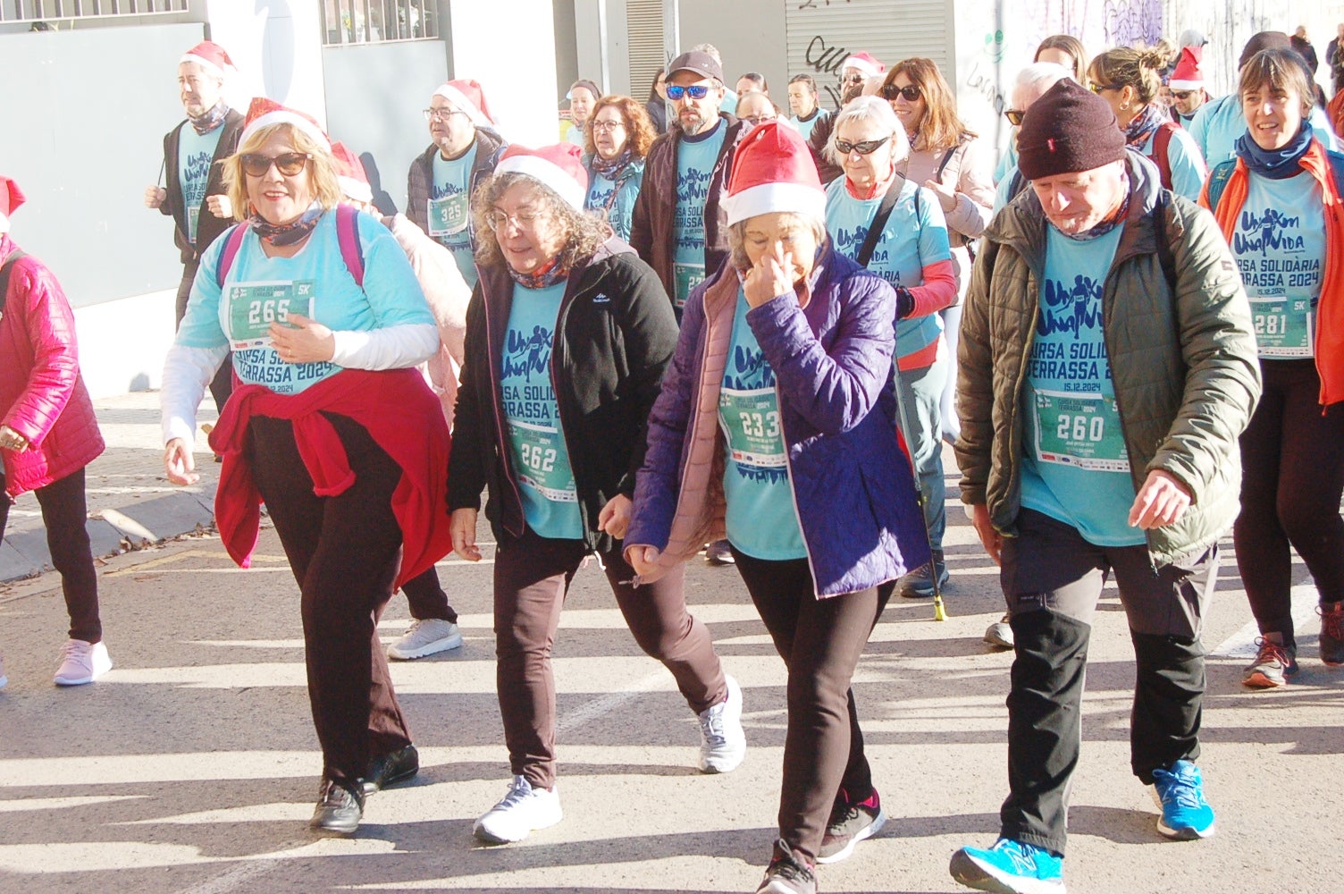 Un any més ha tornat a Terrassa la Caminada/cursa solidària 1km1vida. Aquesta jornada, que enguany ha arribat a la seva cinquena edició, busca ajudar a finançar un dels projectes que té la Fundació Vicente Ferrer. El 100% dels beneficis obtinguts a través de les inscripcions es destinaran a la Fundació per aconseguir que 250 nenes i nens d'entre 3 i 6 anys de la Vall de Katmandú, al Nepal, tinguin accés a una xarxa de centres de preescolar | Ramon Navarro