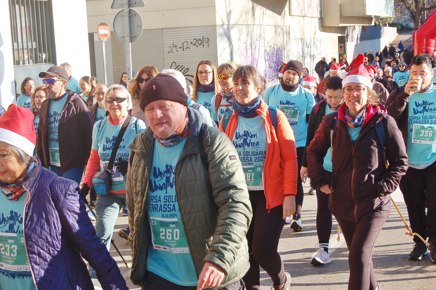 Un any més ha tornat a Terrassa la Caminada/cursa solidària 1km1vida. Aquesta jornada, que enguany ha arribat a la seva cinquena edició, busca ajudar a finançar un dels projectes que té la Fundació Vicente Ferrer. El 100% dels beneficis obtinguts a través de les inscripcions es destinaran a la Fundació per aconseguir que 250 nenes i nens d'entre 3 i 6 anys de la Vall de Katmandú, al Nepal, tinguin accés a una xarxa de centres de preescolar | Ramon Navarro