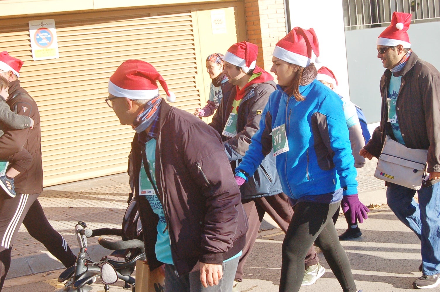 Un any més ha tornat a Terrassa la Caminada/cursa solidària 1km1vida. Aquesta jornada, que enguany ha arribat a la seva cinquena edició, busca ajudar a finançar un dels projectes que té la Fundació Vicente Ferrer. El 100% dels beneficis obtinguts a través de les inscripcions es destinaran a la Fundació per aconseguir que 250 nenes i nens d'entre 3 i 6 anys de la Vall de Katmandú, al Nepal, tinguin accés a una xarxa de centres de preescolar | Ramon Navarro