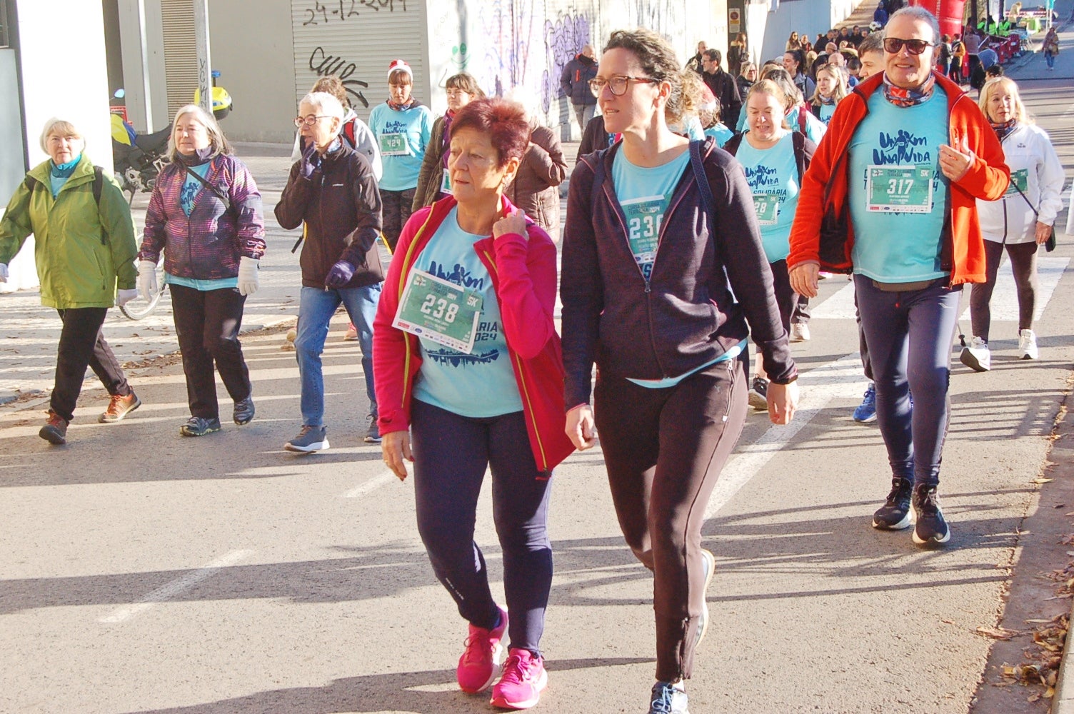 Un any més ha tornat a Terrassa la Caminada/cursa solidària 1km1vida. Aquesta jornada, que enguany ha arribat a la seva cinquena edició, busca ajudar a finançar un dels projectes que té la Fundació Vicente Ferrer. El 100% dels beneficis obtinguts a través de les inscripcions es destinaran a la Fundació per aconseguir que 250 nenes i nens d'entre 3 i 6 anys de la Vall de Katmandú, al Nepal, tinguin accés a una xarxa de centres de preescolar | Ramon Navarro