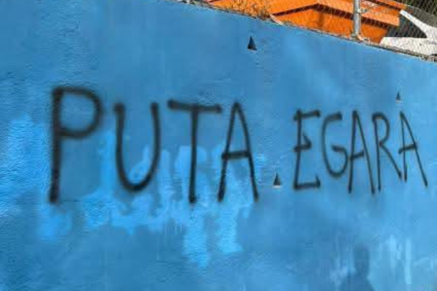 Pintades feixistes a la façana sud de la Nova Creu Alta | @CatGrada
