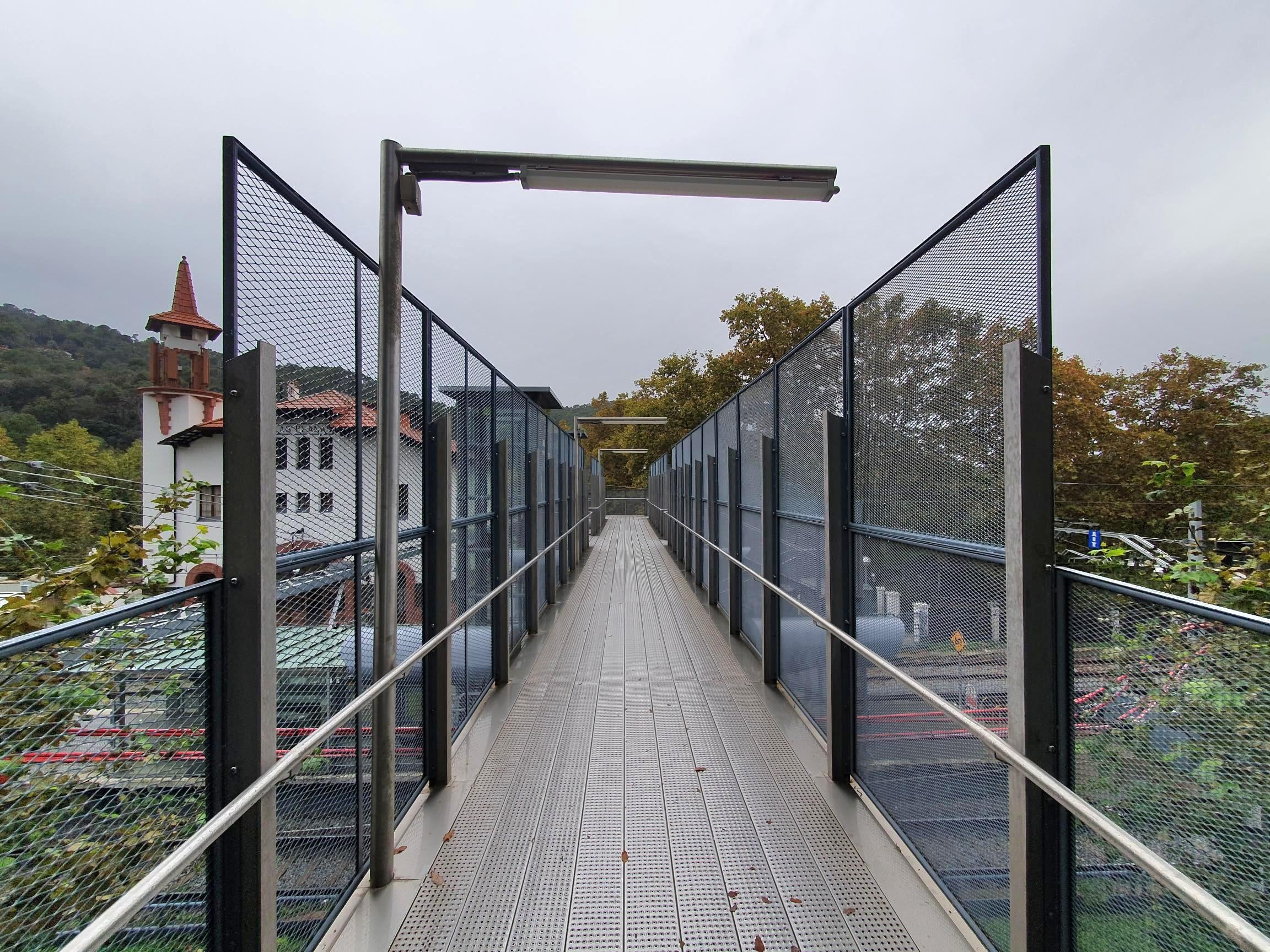 Noves tanques al pas superior de l'estació de Les Planes (línia Barcelona-Vallès) | FGC
