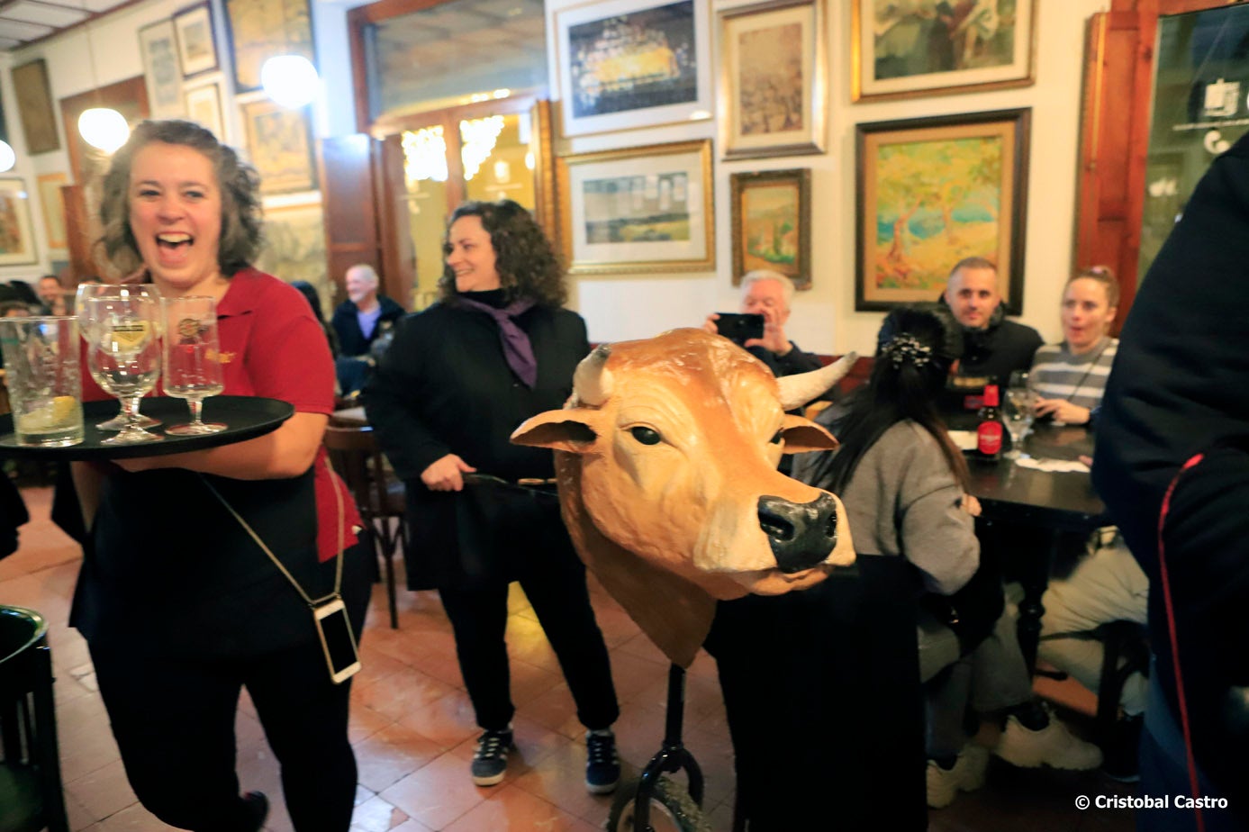 Aquest dissabte 28 de desembre, Terrassa ha viscut un dels esdeveniments més bojos de la programació nadalenca. Per primera vegada hem pogut gaudir de La Baixada de les Vaques. El Centre s’ha convertit en un lloc de trobada on s’ha fusionat tradició, cultura popular i festa. Ideada per Marc Galí i organitzada per diverses entitats culturals i persones a títol individual, la Baixada rememora les antigues tradicions agrícoles de la ciutat. La Baixada de les Vaques aspira a convertir-se en una celebració anual, i en aquesta primera edició ha estat un èxit de participació.