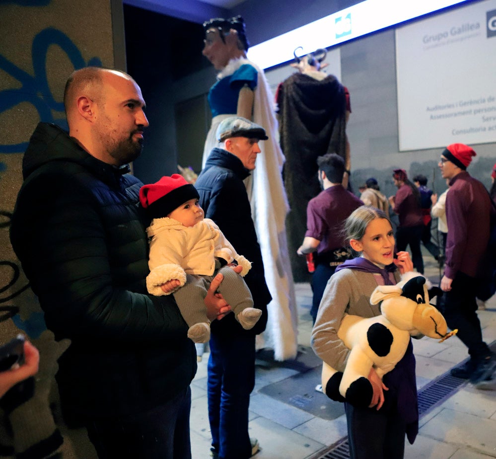 Aquest dissabte 28 de desembre, Terrassa ha viscut un dels esdeveniments més bojos de la programació nadalenca. Per primera vegada hem pogut gaudir de La Baixada de les Vaques. El Centre s’ha convertit en un lloc de trobada on s’ha fusionat tradició, cultura popular i festa. Ideada per Marc Galí i organitzada per diverses entitats culturals i persones a títol individual, la Baixada rememora les antigues tradicions agrícoles de la ciutat. La Baixada de les Vaques aspira a convertir-se en una celebració anual, i en aquesta primera edició ha estat un èxit de participació.