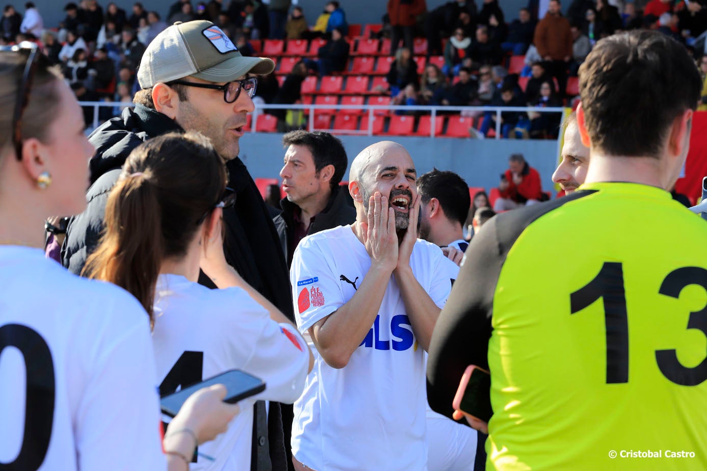 L'Estadi Olímpic de Terrassa, casa del Terrassa FC, ha estat enguany la seu de 'El partit dels famosos' de La Marató de 3Cat. Aquesta jornada esportiva, ha recaptat famosos de diverses disciplines, tant esportives com artístiques, per jugar a futbol i recaptar diners. Entre els participants més destacats trobem als egarencs Miki Nuñez i Lildami i el periodista Gerard Romero, entre molts d'altres | Cristóbal Castro