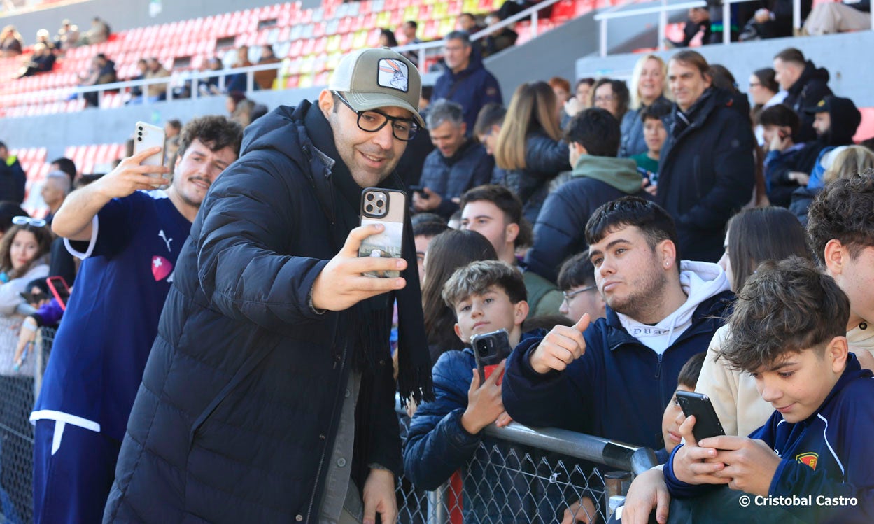 L'Estadi Olímpic de Terrassa, casa del Terrassa FC, ha estat enguany la seu de 'El partit dels famosos' de La Marató de 3Cat. Aquesta jornada esportiva, ha recaptat famosos de diverses disciplines, tant esportives com artístiques, per jugar a futbol i recaptar diners. Entre els participants més destacats trobem als egarencs Miki Nuñez i Lildami i el periodista Gerard Romero, entre molts d'altres | Cristóbal Castro