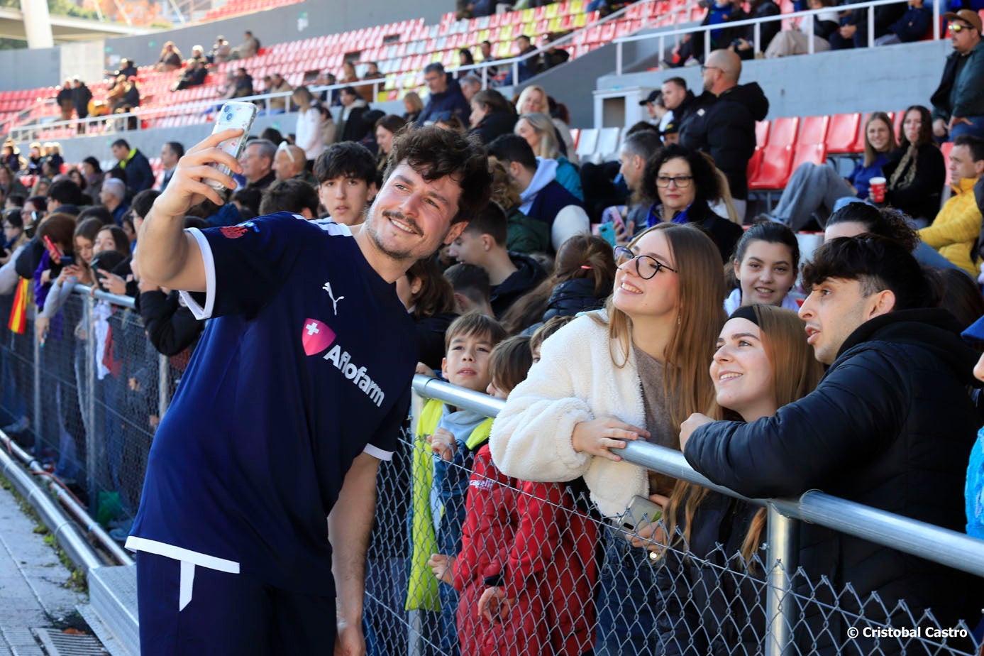 L'Estadi Olímpic de Terrassa, casa del Terrassa FC, ha estat enguany la seu de 'El partit dels famosos' de La Marató de 3Cat. Aquesta jornada esportiva, ha recaptat famosos de diverses disciplines, tant esportives com artístiques, per jugar a futbol i recaptar diners. Entre els participants més destacats trobem als egarencs Miki Nuñez i Lildami i el periodista Gerard Romero, entre molts d'altres | Cristóbal Castro