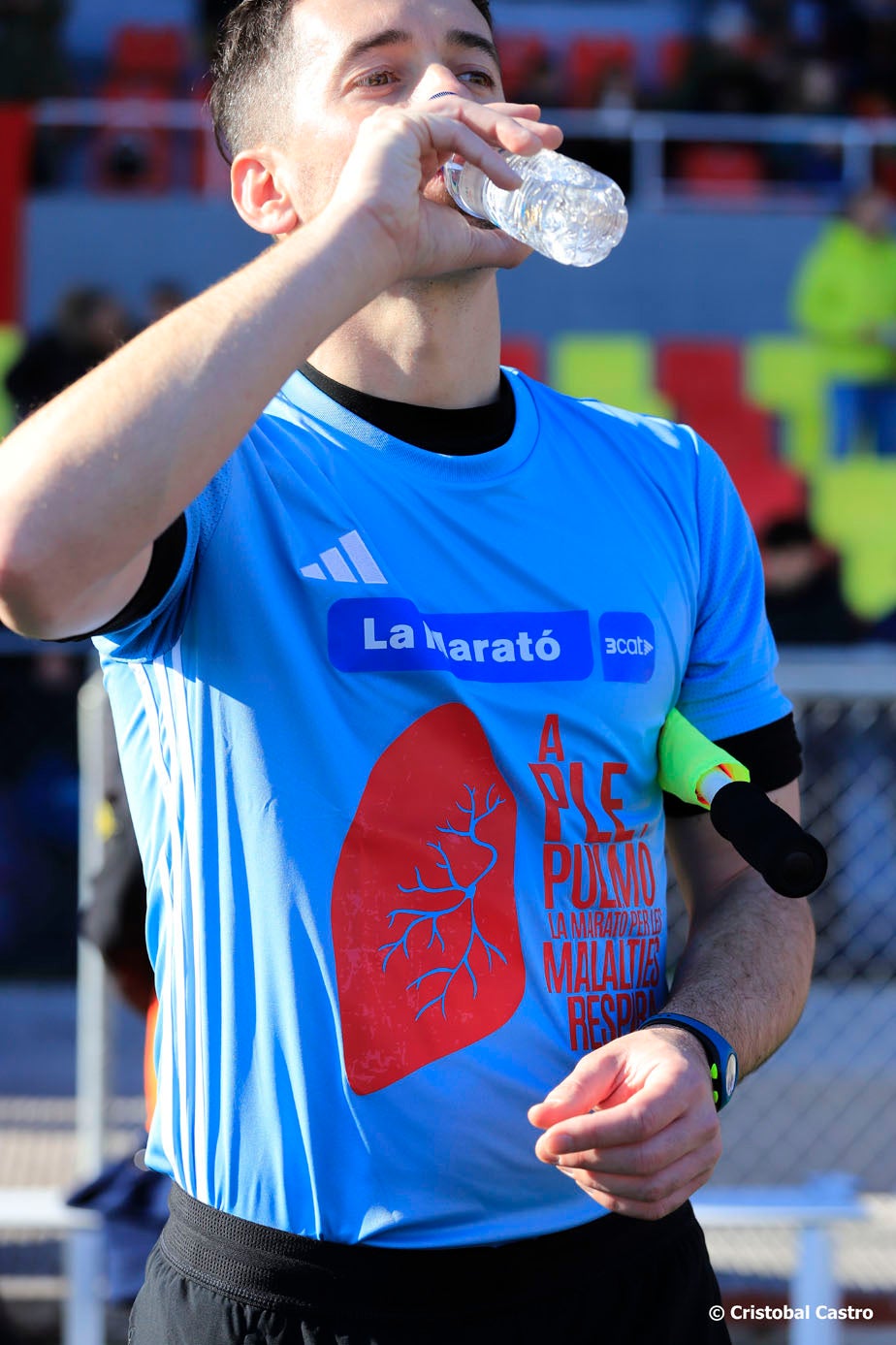 L'Estadi Olímpic de Terrassa, casa del Terrassa FC, ha estat enguany la seu de 'El partit dels famosos' de La Marató de 3Cat. Aquesta jornada esportiva, ha recaptat famosos de diverses disciplines, tant esportives com artístiques, per jugar a futbol i recaptar diners. Entre els participants més destacats trobem als egarencs Miki Nuñez i Lildami i el periodista Gerard Romero, entre molts d'altres | Cristóbal Castro