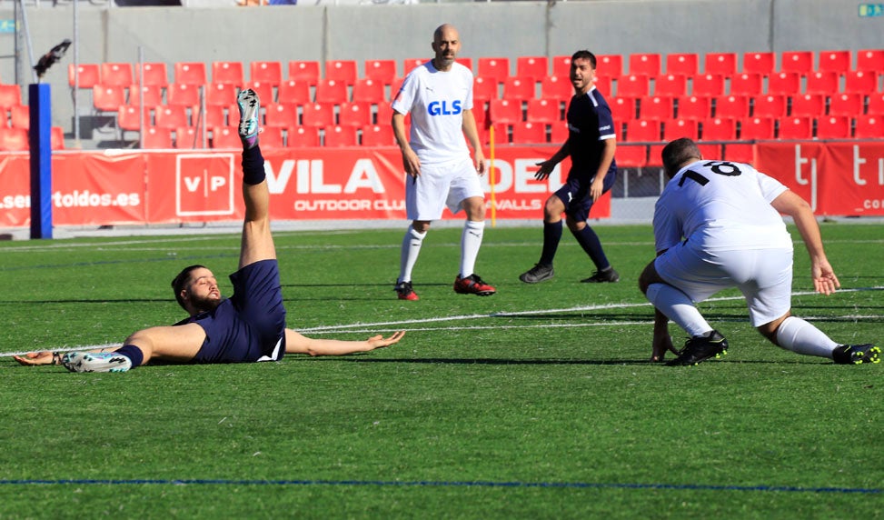 L'Estadi Olímpic de Terrassa, casa del Terrassa FC, ha estat enguany la seu de 'El partit dels famosos' de La Marató de 3Cat. Aquesta jornada esportiva, ha recaptat famosos de diverses disciplines, tant esportives com artístiques, per jugar a futbol i recaptar diners. Entre els participants més destacats trobem als egarencs Miki Nuñez i Lildami i el periodista Gerard Romero, entre molts d'altres | Cristóbal Castro