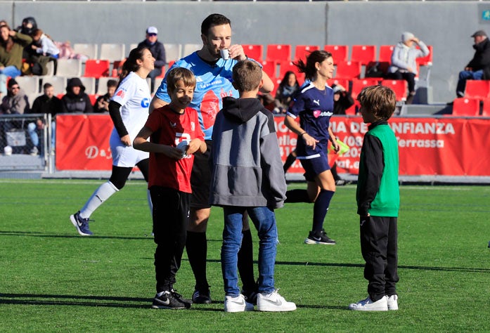 L'Estadi Olímpic de Terrassa, casa del Terrassa FC, ha estat enguany la seu de 'El partit dels famosos' de La Marató de 3Cat. Aquesta jornada esportiva, ha recaptat famosos de diverses disciplines, tant esportives com artístiques, per jugar a futbol i recaptar diners. Entre els participants més destacats trobem als egarencs Miki Nuñez i Lildami i el periodista Gerard Romero, entre molts d'altres | Cristóbal Castro