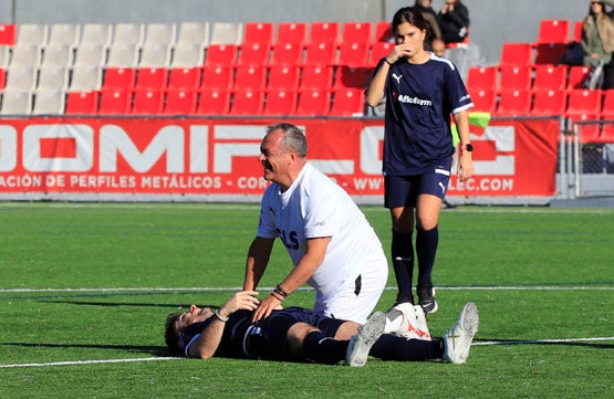 L'Estadi Olímpic de Terrassa, casa del Terrassa FC, ha estat enguany la seu de 'El partit dels famosos' de La Marató de 3Cat. Aquesta jornada esportiva, ha recaptat famosos de diverses disciplines, tant esportives com artístiques, per jugar a futbol i recaptar diners. Entre els participants més destacats trobem als egarencs Miki Nuñez i Lildami i el periodista Gerard Romero, entre molts d'altres | Cristóbal Castro
