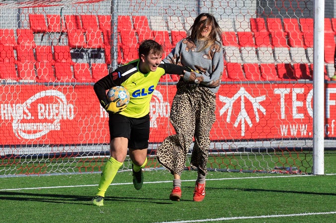 L'Estadi Olímpic de Terrassa, casa del Terrassa FC, ha estat enguany la seu de 'El partit dels famosos' de La Marató de 3Cat. Aquesta jornada esportiva, ha recaptat famosos de diverses disciplines, tant esportives com artístiques, per jugar a futbol i recaptar diners. Entre els participants més destacats trobem als egarencs Miki Nuñez i Lildami i el periodista Gerard Romero, entre molts d'altres | Cristóbal Castro