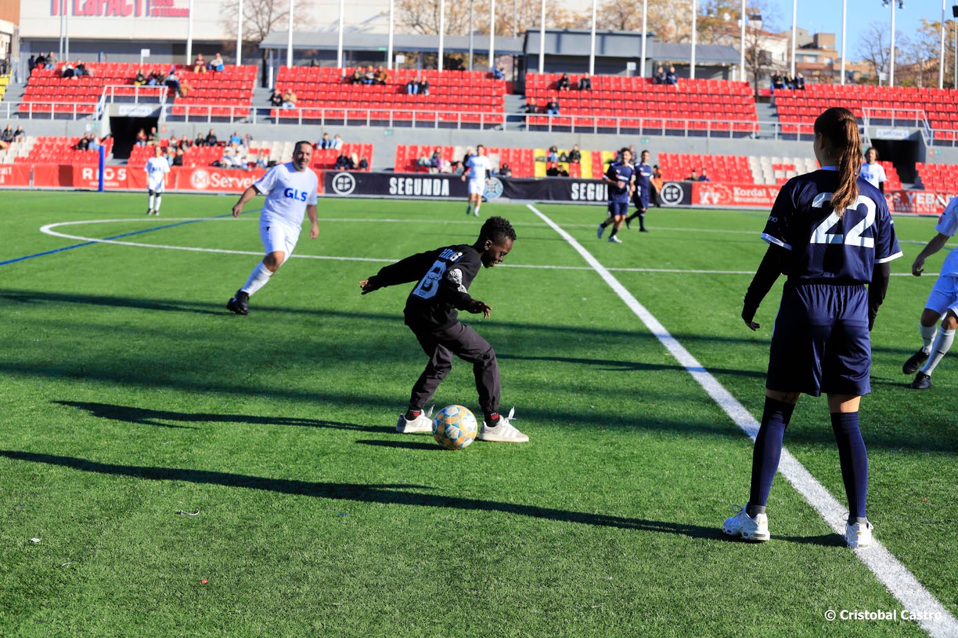 L'Estadi Olímpic de Terrassa, casa del Terrassa FC, ha estat enguany la seu de 'El partit dels famosos' de La Marató de 3Cat. Aquesta jornada esportiva, ha recaptat famosos de diverses disciplines, tant esportives com artístiques, per jugar a futbol i recaptar diners. Entre els participants més destacats trobem als egarencs Miki Nuñez i Lildami i el periodista Gerard Romero, entre molts d'altres | Cristóbal Castro