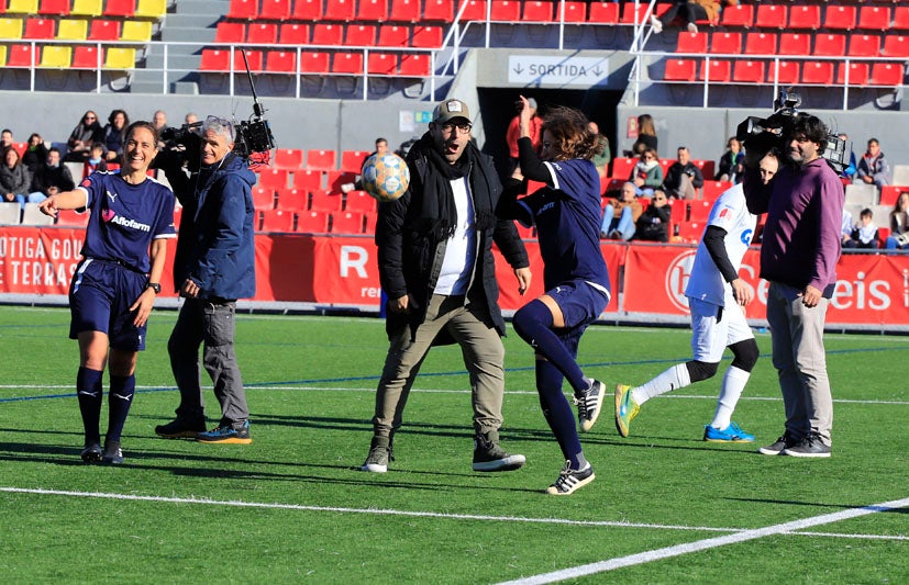 L'Estadi Olímpic de Terrassa, casa del Terrassa FC, ha estat enguany la seu de 'El partit dels famosos' de La Marató de 3Cat. Aquesta jornada esportiva, ha recaptat famosos de diverses disciplines, tant esportives com artístiques, per jugar a futbol i recaptar diners. Entre els participants més destacats trobem als egarencs Miki Nuñez i Lildami i el periodista Gerard Romero, entre molts d'altres | Cristóbal Castro