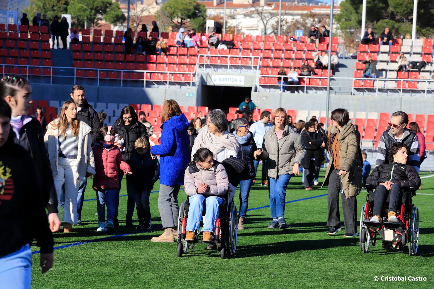 L'Estadi Olímpic de Terrassa, casa del Terrassa FC, ha estat enguany la seu de 'El partit dels famosos' de La Marató de 3Cat. Aquesta jornada esportiva, ha recaptat famosos de diverses disciplines, tant esportives com artístiques, per jugar a futbol i recaptar diners. Entre els participants més destacats trobem als egarencs Miki Nuñez i Lildami i el periodista Gerard Romero, entre molts d'altres | Cristóbal Castro