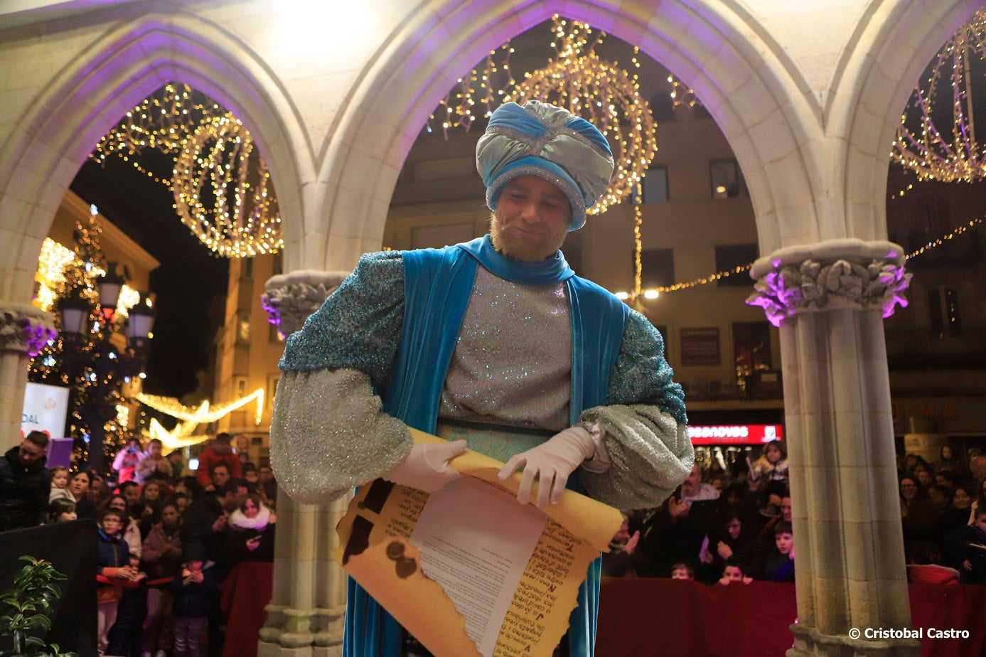 El patge Xiu-Xiu, a l'arribada a l'Ajuntament de Terrassa el Sant Esteve del 2024 | Cristóbal Castro