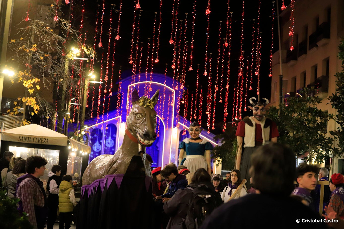 Aquest dissabte 28 de desembre, Terrassa ha viscut un dels esdeveniments més bojos de la programació nadalenca. Per primera vegada hem pogut gaudir de La Baixada de les Vaques. El Centre s’ha convertit en un lloc de trobada on s’ha fusionat tradició, cultura popular i festa. Ideada per Marc Galí i organitzada per diverses entitats culturals i persones a títol individual, la Baixada rememora les antigues tradicions agrícoles de la ciutat. La Baixada de les Vaques aspira a convertir-se en una celebració anual, i en aquesta primera edició ha estat un èxit de participació.