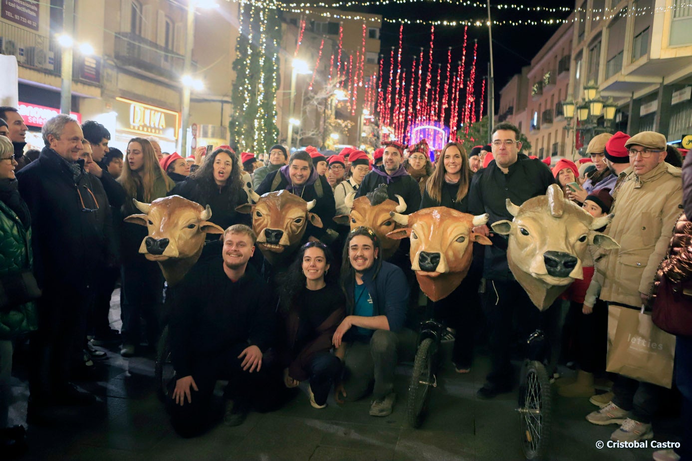 Aquest dissabte 28 de desembre, Terrassa ha viscut un dels esdeveniments més bojos de la programació nadalenca. Per primera vegada hem pogut gaudir de La Baixada de les Vaques. El Centre s’ha convertit en un lloc de trobada on s’ha fusionat tradició, cultura popular i festa. Ideada per Marc Galí i organitzada per diverses entitats culturals i persones a títol individual, la Baixada rememora les antigues tradicions agrícoles de la ciutat. La Baixada de les Vaques aspira a convertir-se en una celebració anual, i en aquesta primera edició ha estat un èxit de participació.