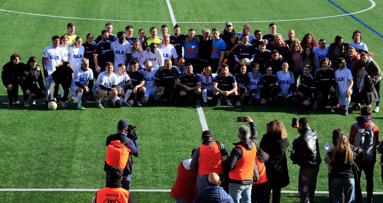L'Estadi Olímpic de Terrassa, casa del Terrassa FC, ha estat enguany la seu de 'El partit dels famosos' de La Marató de 3Cat. Aquesta jornada esportiva, ha recaptat famosos de diverses disciplines, tant esportives com artístiques, per jugar a futbol i recaptar diners. Entre els participants més destacats trobem als egarencs Miki Nuñez i Lildami i el periodista Gerard Romero, entre molts d'altres | Cristóbal Castro