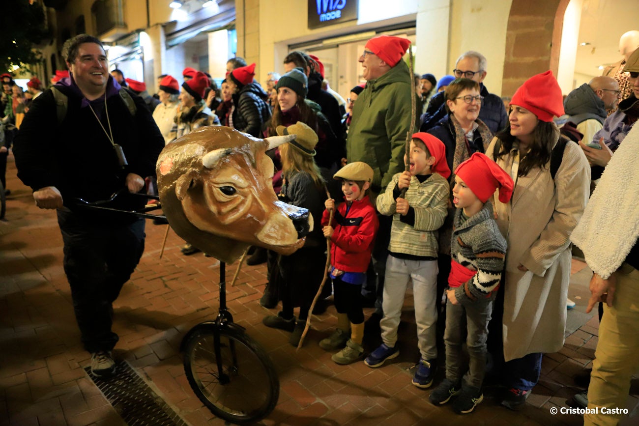 Aquest dissabte 28 de desembre, Terrassa ha viscut un dels esdeveniments més bojos de la programació nadalenca. Per primera vegada hem pogut gaudir de La Baixada de les Vaques. El Centre s’ha convertit en un lloc de trobada on s’ha fusionat tradició, cultura popular i festa. Ideada per Marc Galí i organitzada per diverses entitats culturals i persones a títol individual, la Baixada rememora les antigues tradicions agrícoles de la ciutat. La Baixada de les Vaques aspira a convertir-se en una celebració anual, i en aquesta primera edició ha estat un èxit de participació.