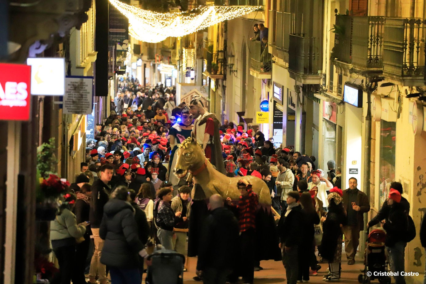 Aquest dissabte 28 de desembre, Terrassa ha viscut un dels esdeveniments més bojos de la programació nadalenca. Per primera vegada hem pogut gaudir de La Baixada de les Vaques. El Centre s’ha convertit en un lloc de trobada on s’ha fusionat tradició, cultura popular i festa. Ideada per Marc Galí i organitzada per diverses entitats culturals i persones a títol individual, la Baixada rememora les antigues tradicions agrícoles de la ciutat. La Baixada de les Vaques aspira a convertir-se en una celebració anual, i en aquesta primera edició ha estat un èxit de participació.