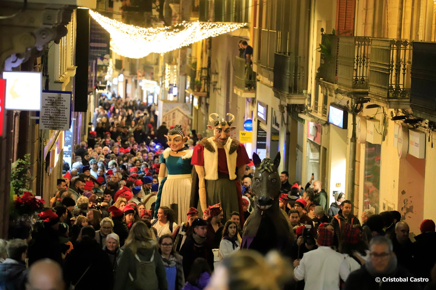 Aquest dissabte 28 de desembre, Terrassa ha viscut un dels esdeveniments més bojos de la programació nadalenca. Per primera vegada hem pogut gaudir de La Baixada de les Vaques. El Centre s’ha convertit en un lloc de trobada on s’ha fusionat tradició, cultura popular i festa. Ideada per Marc Galí i organitzada per diverses entitats culturals i persones a títol individual, la Baixada rememora les antigues tradicions agrícoles de la ciutat. La Baixada de les Vaques aspira a convertir-se en una celebració anual, i en aquesta primera edició ha estat un èxit de participació.