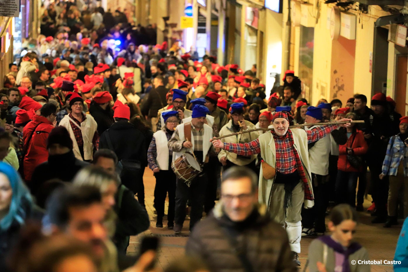 Aquest dissabte 28 de desembre, Terrassa ha viscut un dels esdeveniments més bojos de la programació nadalenca. Per primera vegada hem pogut gaudir de La Baixada de les Vaques. El Centre s’ha convertit en un lloc de trobada on s’ha fusionat tradició, cultura popular i festa. Ideada per Marc Galí i organitzada per diverses entitats culturals i persones a títol individual, la Baixada rememora les antigues tradicions agrícoles de la ciutat. La Baixada de les Vaques aspira a convertir-se en una celebració anual, i en aquesta primera edició ha estat un èxit de participació.