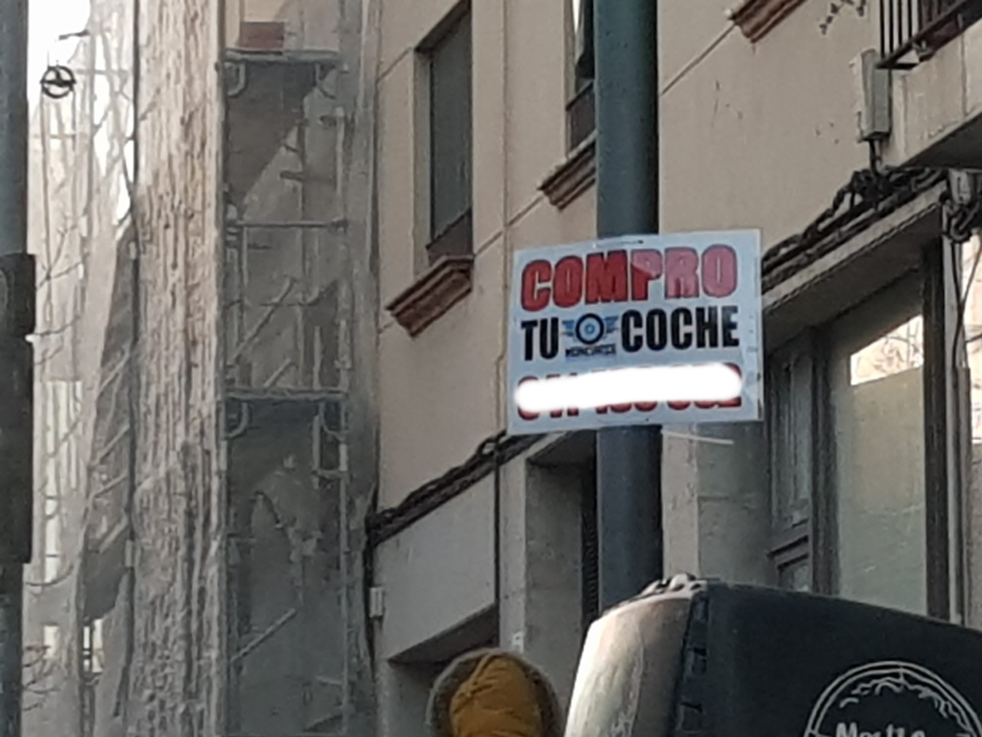 Un dels cartells de publicitat que es troben a la carretera de Montcada | Lluïsa Tarrida