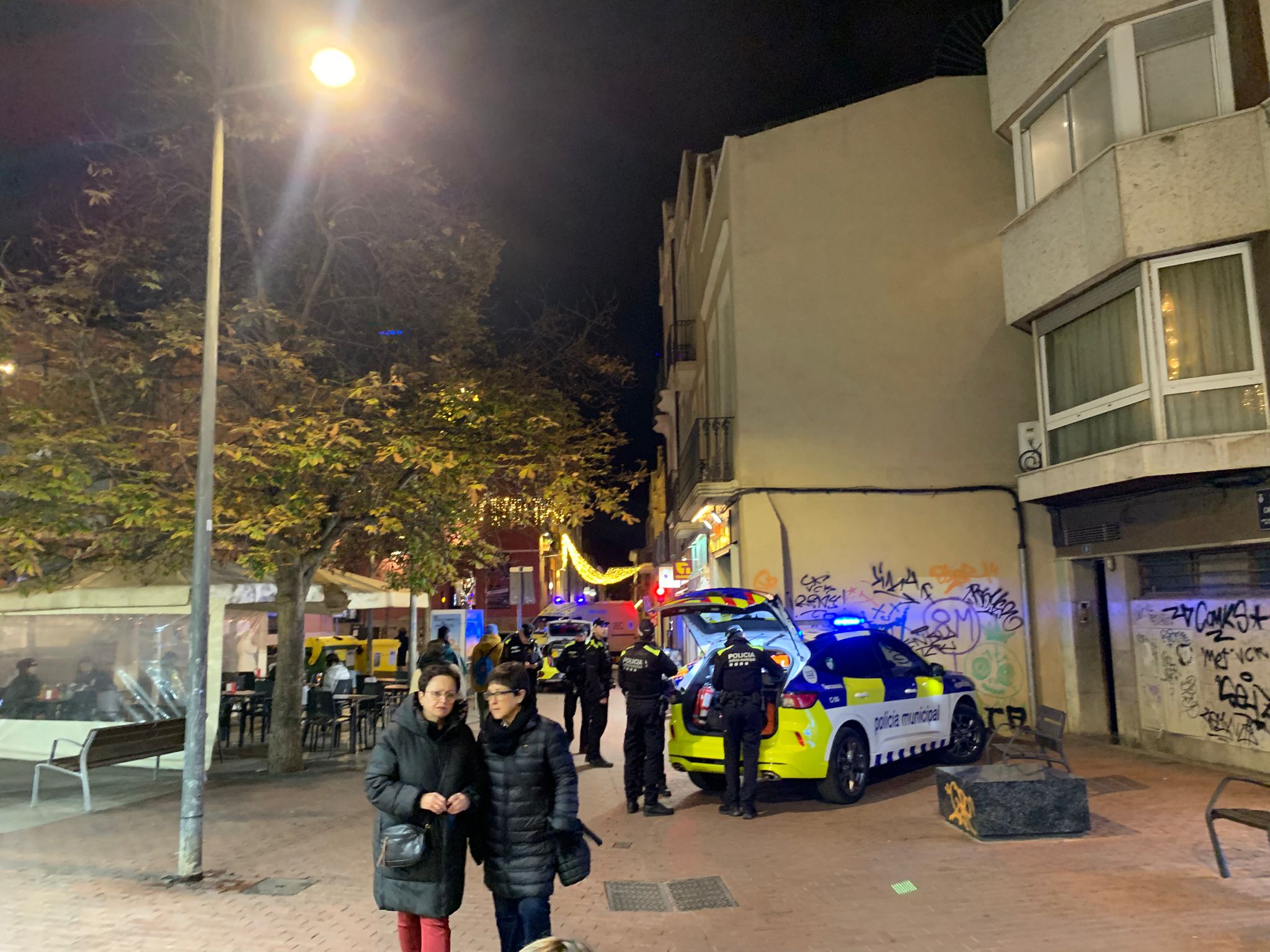 Intervenció de la Policia Municipal a la placeta de Saragossa | Marta Sala