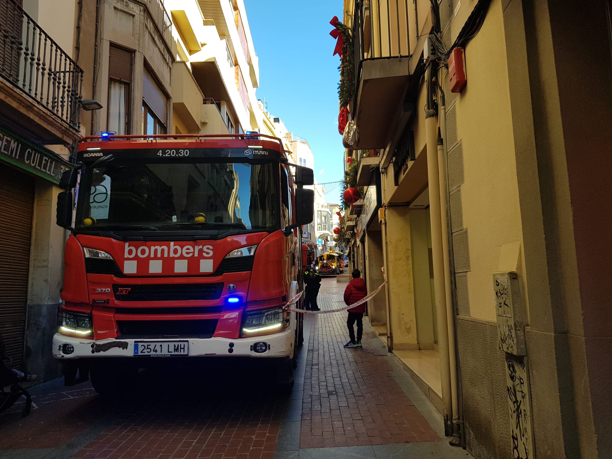 Intervenció dels Bombers i Policia Municipal per un incendi en un pis del carrer de la Font Vella | Lluïsa Tarrida