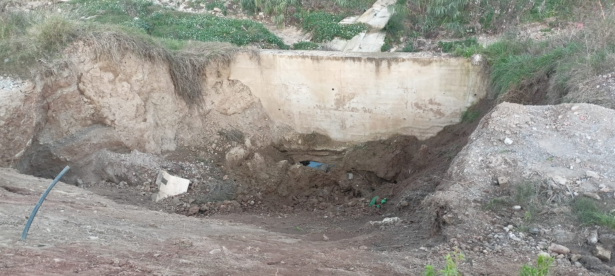 El Camí de Les Fonts queda tallat per un esvoranc.Es genera un cpas alternatiu/Joan Manel Oller