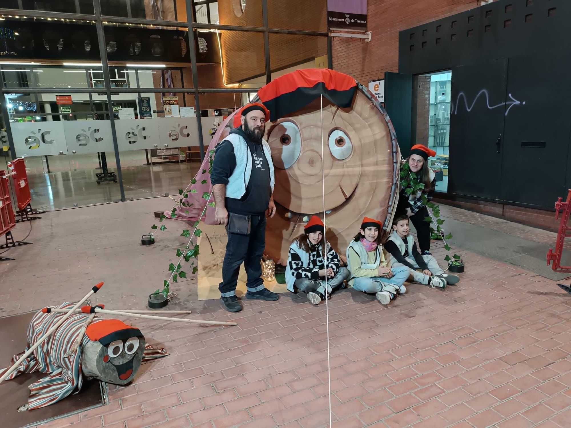 El tió Tavi torna per les festes de Nadal als carrers de Terrassa | Nou Tocajoc