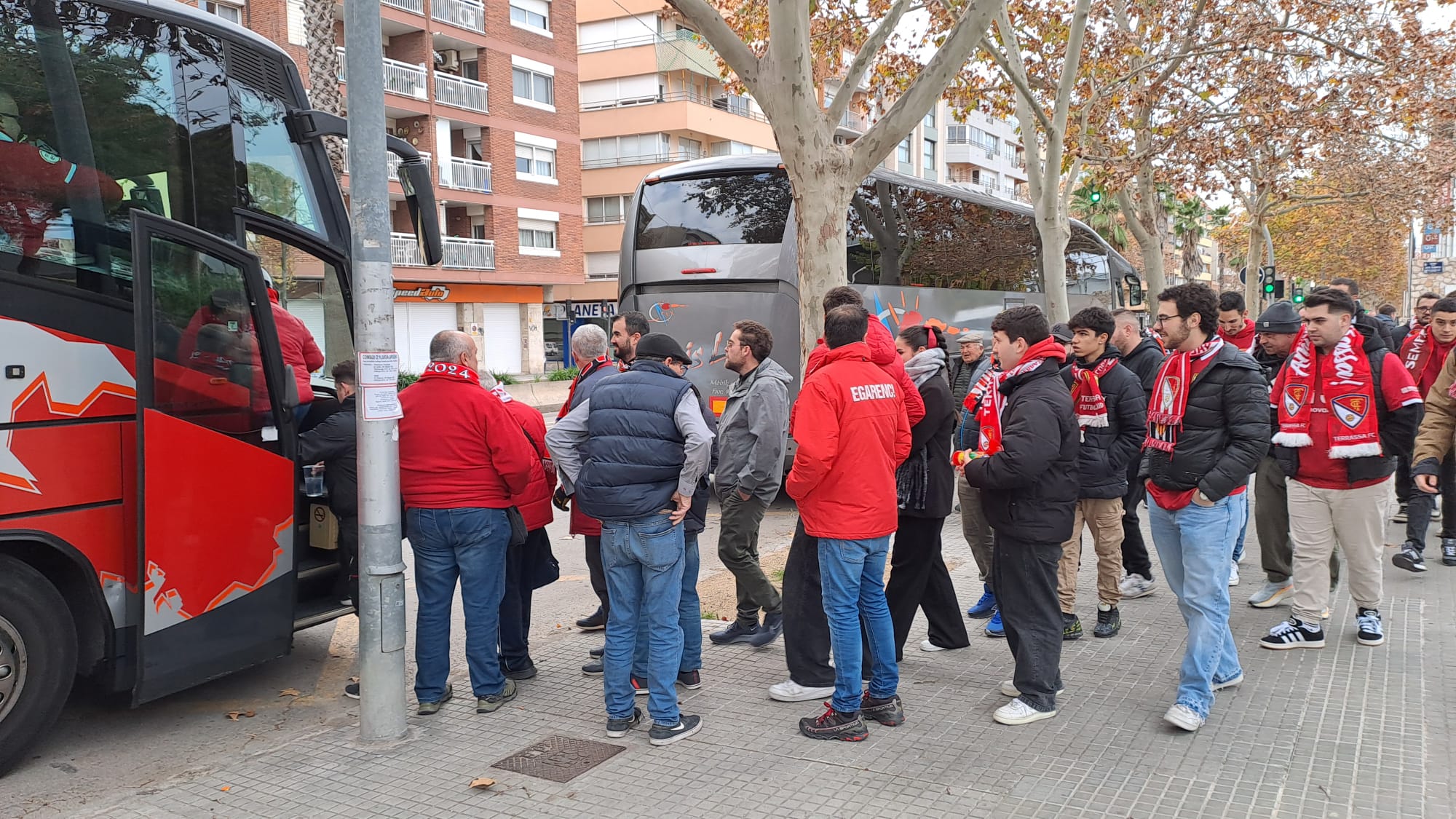 L'afició terrassista agafant l'autocar per arribar a la Nova Creu Alta | Oriol Manrique