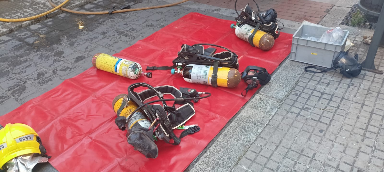 Incendi al centre budista de Terrassa. Un foc petit ha afectat la botiga l'Estupa del carrer de Gutenberg. La Policia Municipal ha tancat l'accés al trànsit al vial. El propietari ha apagat ell mateix l'incendi. S'hi han desplaçat fins a tres dotacions dels Bombers de la Generalitat, que amb un tub han fet tasques de ventilació/Fotos: C. Castro i J.M. Oller