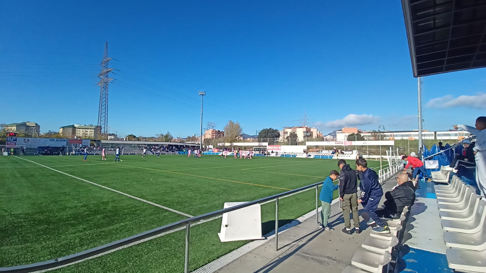 S'escapen els tres punts a Ca n'Anglada contra el CF Badalona (0-2) | Sergi Sánchez