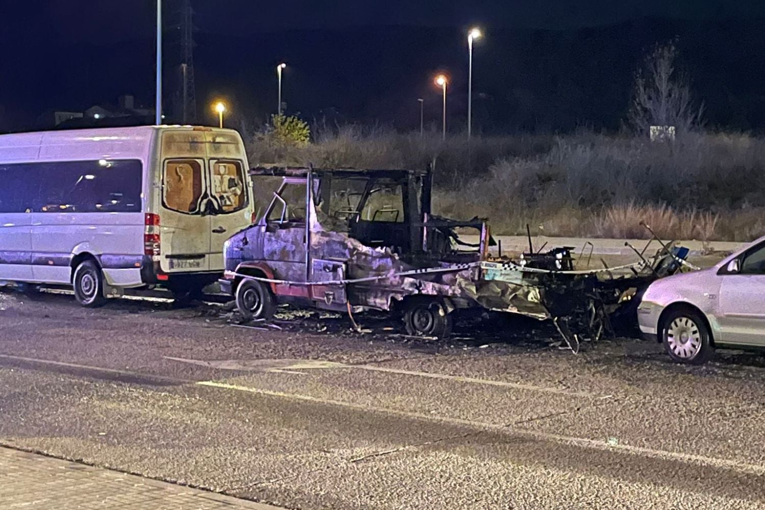 Una autocaravana queda totalment calcinada a l'avinguda de Lacetània | Cedida