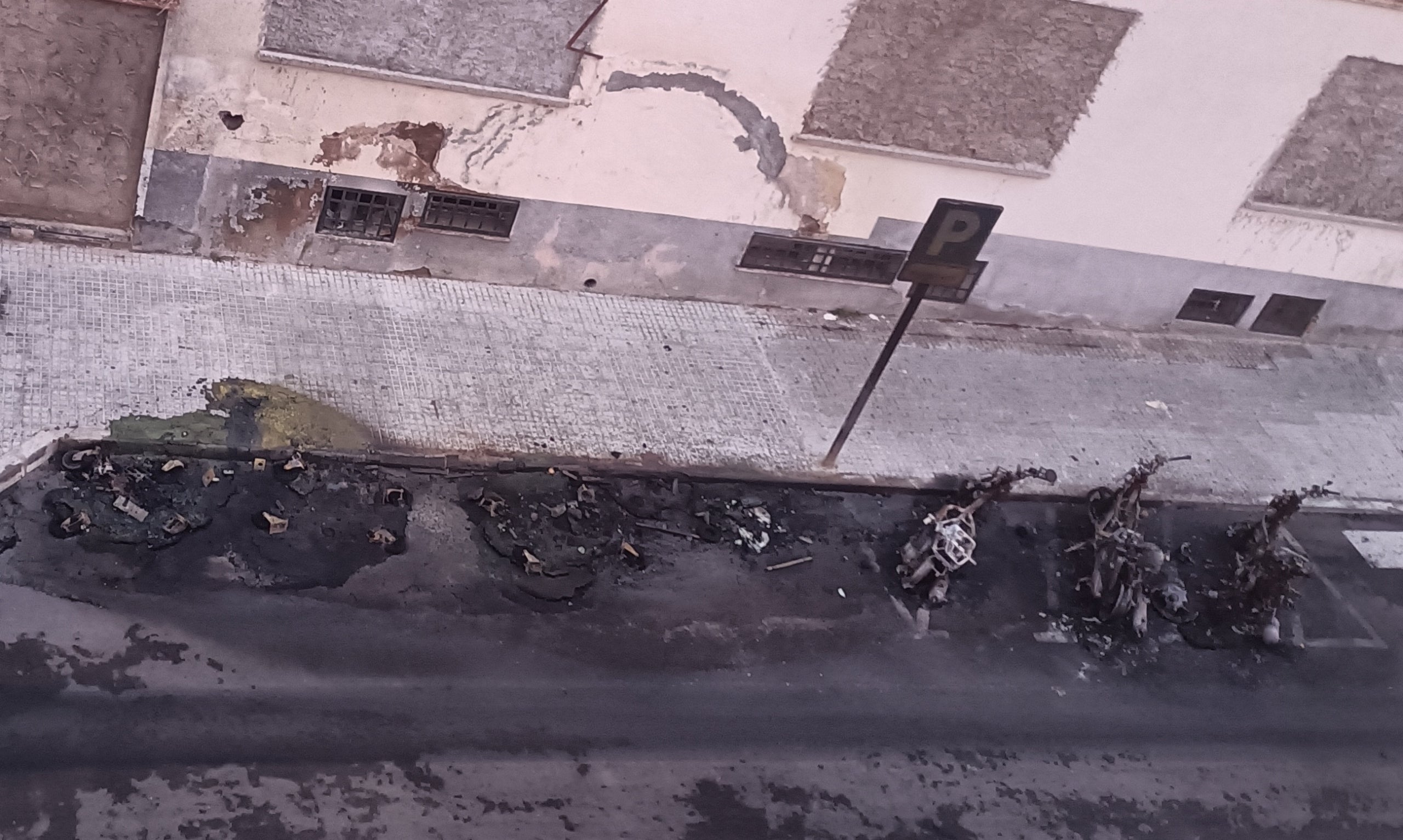 Un incendi deixa 4 contenidors i 3 motos totalment incinerades a Terrassa | Cedides