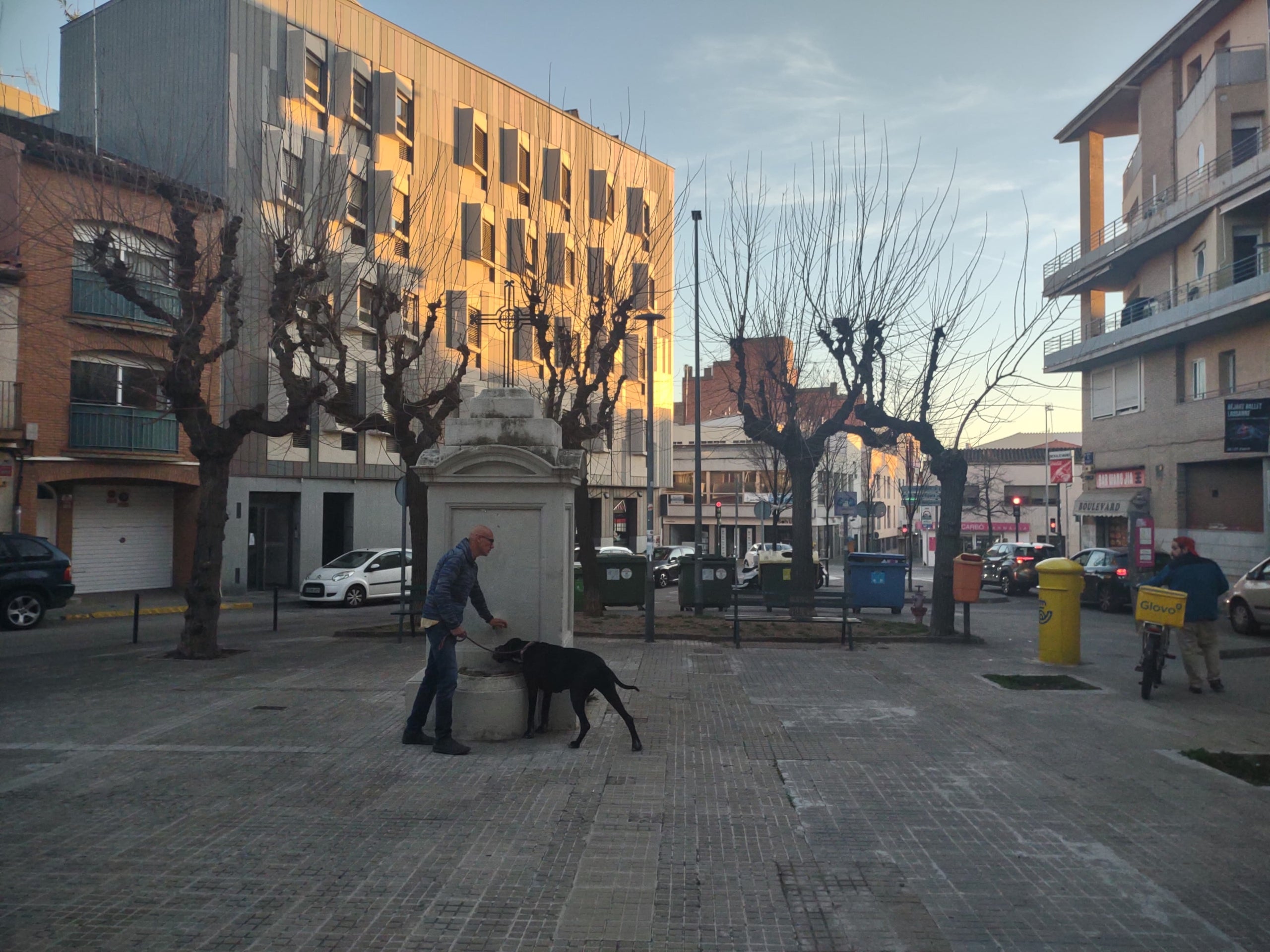 Estat actual de la placeta de la creu, al barri de Sant Pere | E.F.